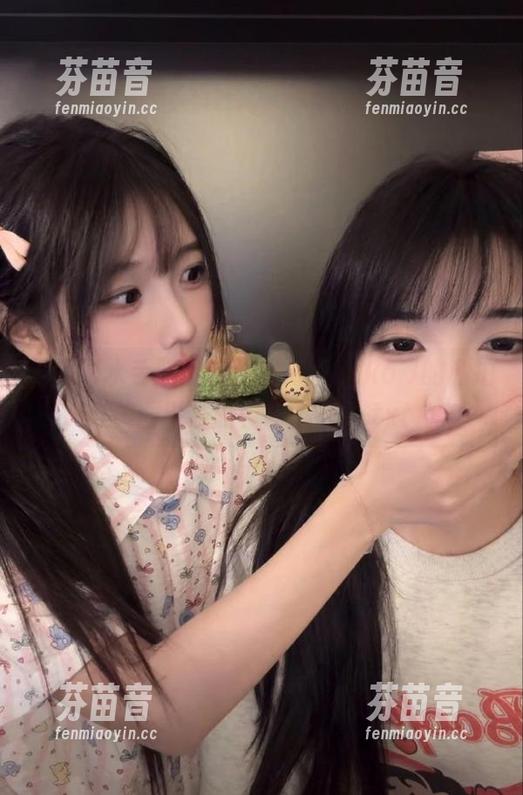 从此对水手服情有独钟，Umeko J的私拍美图引发的校园风潮！.txt